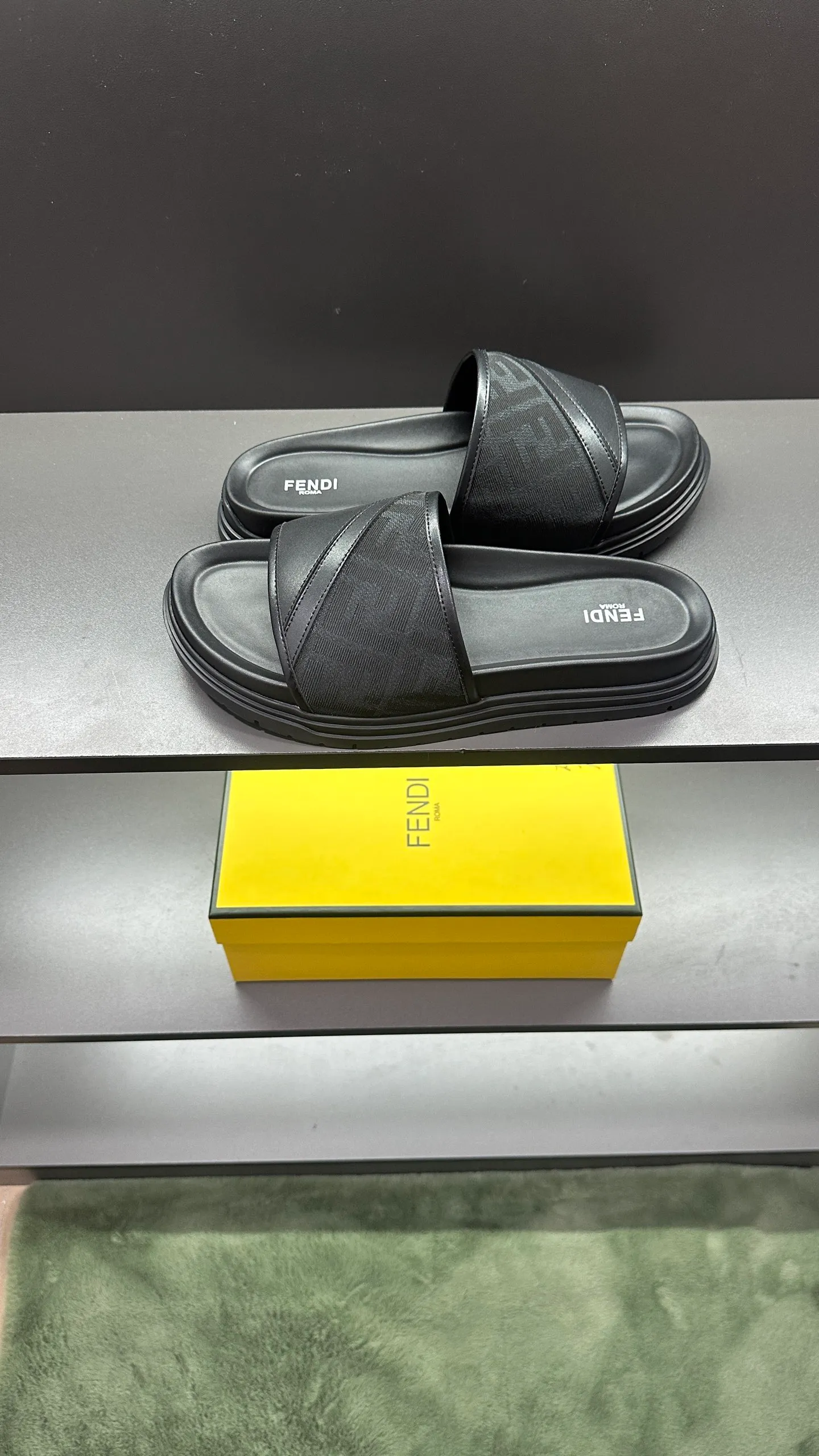 P300 [Fendi Slippers] High-end men's shoes brand, official website 1:1 latest masterpiece: original mold customization, fabrics made of imported original materials, upgraded outsole, lighter and non-slip. The market's top quality, simple yet tasteful, a must-have for fashionistas, fashionable at your feet, full of confidence, the same style at the counter 👍The season of summer slippers is here. Code: 38-45, 46 order